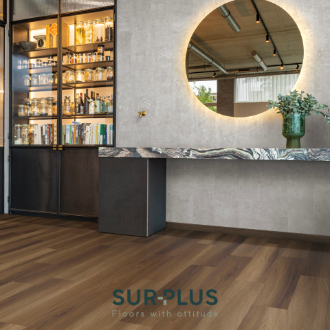 pavimento effetto legno coretec surplus modello royal walnut 85 ambientata