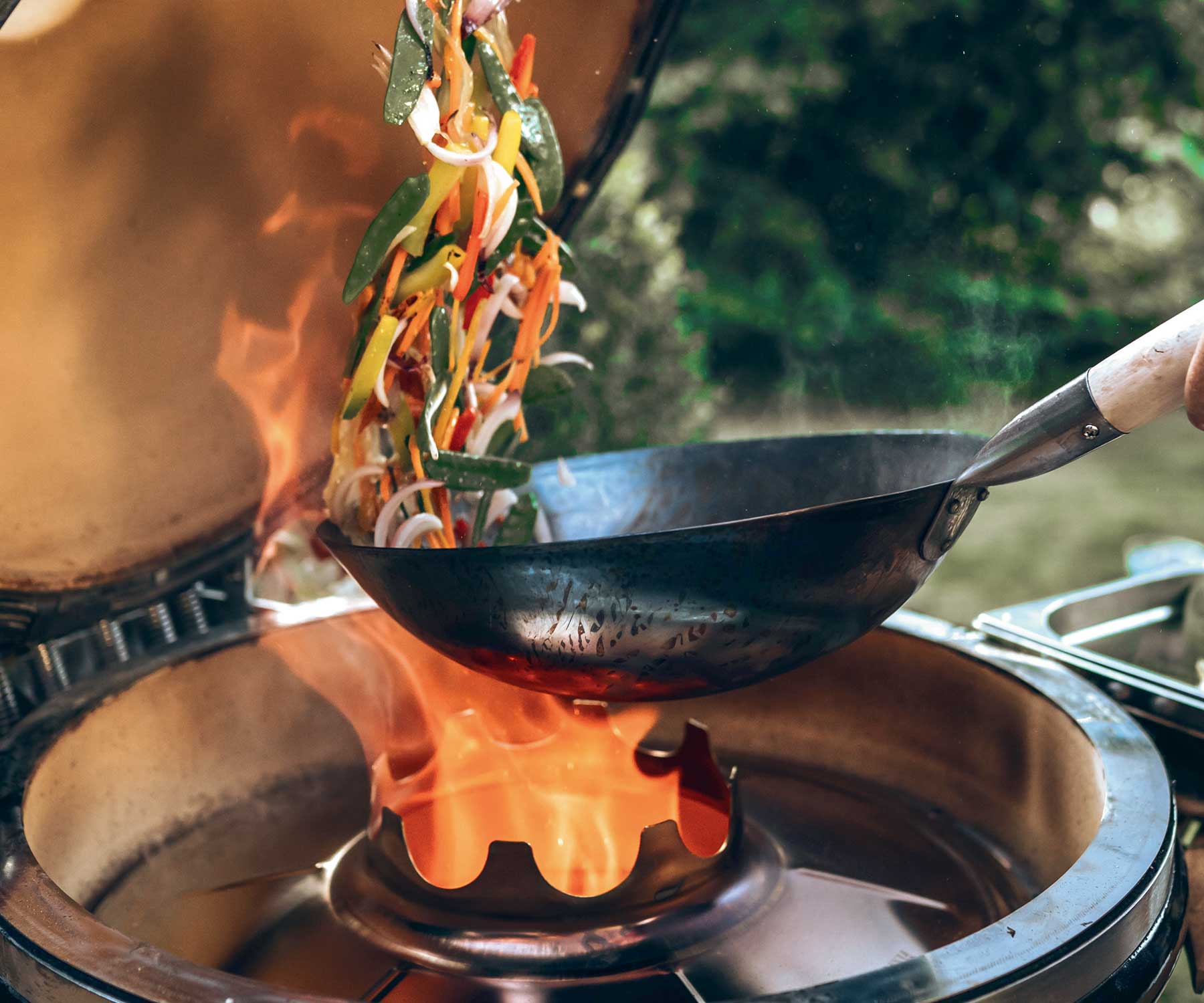 barbecue kamado monolith cucina con wok