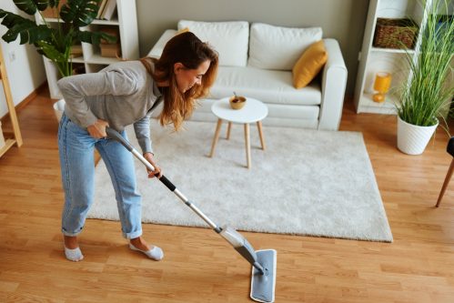 Pulizia e manutenzione del parquet.
